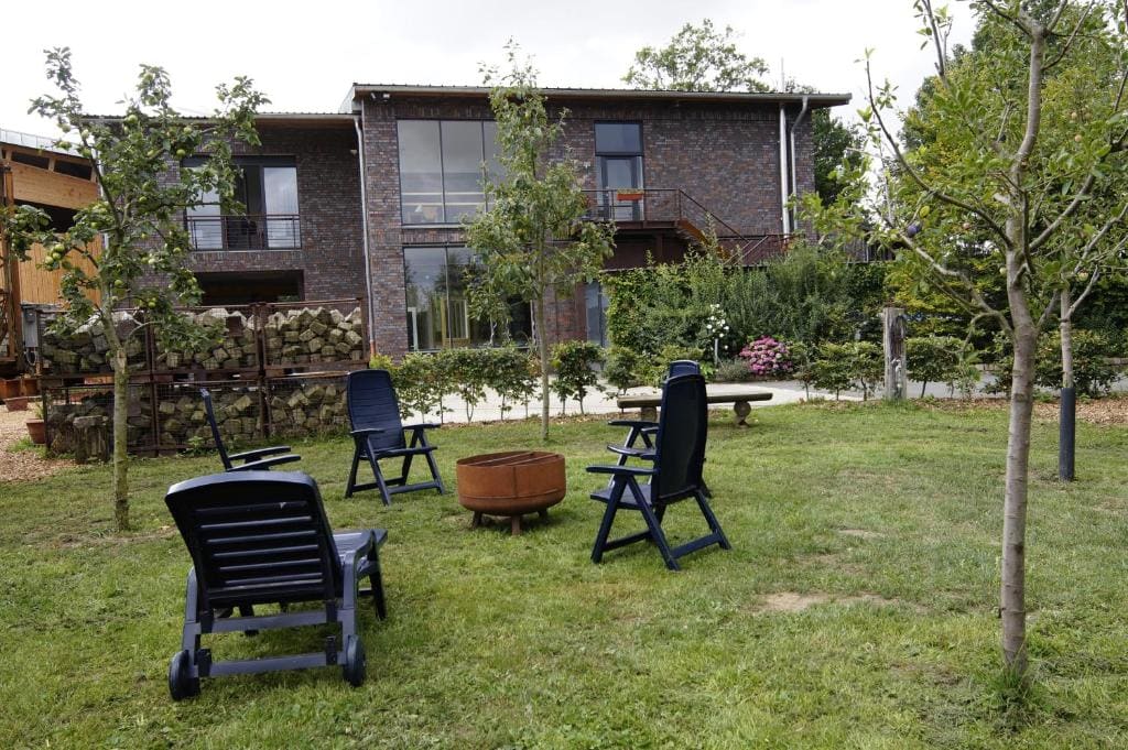 sitzbereich im garten mit feuerschale