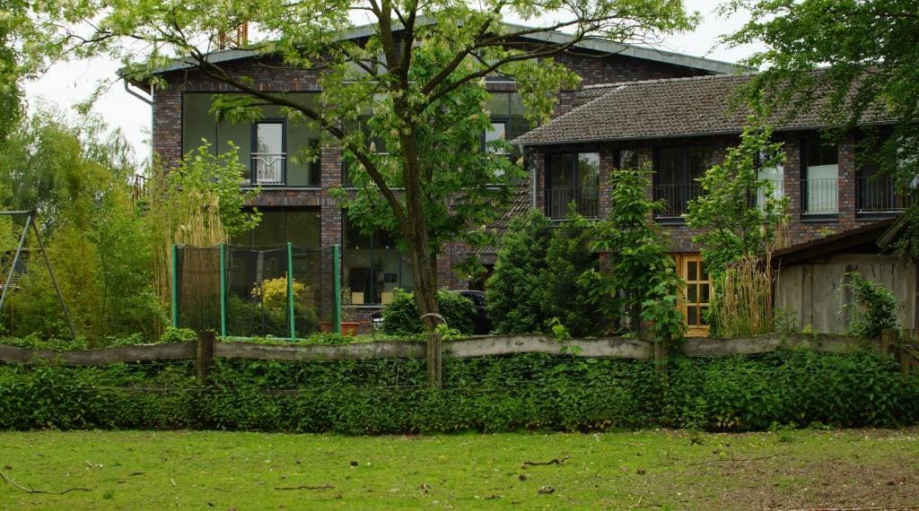 hofgebäude vom garten aus gesehen